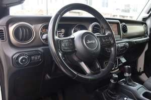 Jeep Wrangler Sport SUV essence 4x4 R19 en alliage d'aluminium avec caméra, modèle 2023, neuf et impeccable - Product Image 4