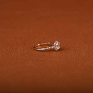 Bague de fiançailles en plaqué or massif 18K avec diamant cultivé en laboratoire et coupe Asscher avec diamant glamour créé en laboratoire - Product Image 3