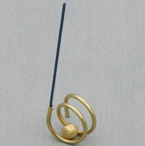 Support de brûleur d'encens en métal doré moderne Décoration intérieure élégante avec plateau d'encens décoratif pour la méditation Yoga Diffuseur d'aromathérapie - Product Image 2