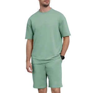 ชุดเสื้อยืดและกางเกงขาสั้นผู้ชายสร้างขึ้นเพื่อความสบายและความสบายในฤดูร้อนดูอเนกประสงค์เหมาะสำหรับวันที่อบอุ่นและสไตล์สบายๆ - Product Image 1