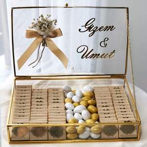 Boîte à bijoux en laiton et en verre ornée d'une couleur or rayonnante élégamment conçue dans une forme rectangulaire à des fins de cadeau - Product Image 3