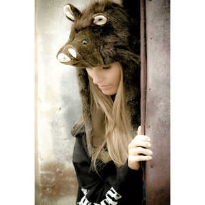 Chapeau en peluche animalier sanglier, accessoire vestimentaire doux - Product Image 1