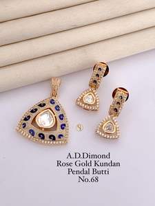 Vente en gros de colliers plaqués or nouvelle collection pour fêtes, mariages et cadeaux - Product Image 2