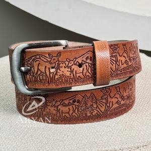 เข็มขัดหนังเครื่องมือสำหรับผู้ชายและผู้หญิงเข็มขัดปรับได้พิมพ์ลายกวางนูนทำจากหนัง - Product Image 1