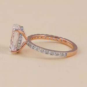 Anillo de Compromiso Solitario con Diamante Cultivado en Laboratorio, Corte Ovalado, 3.33 TCW, VS1, Plata de Ley y Oro, Elegante y Lujoso - Product Image 5