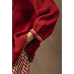 Blusa y Camisa DVE ANISHA para Mujer, Tejida a Mano, de Lino con Pliegues, Color Carmesí - Product Image 5