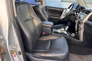 โตโยต้า 4Runner Limited 4x4 ปี 2010 สภาพใช้งานมาแล้ว ไม่มีราคาขั้นต่ำ ซูเปอร์ฟาสต์แมท ระบบขับเคลื่อน 4 ล้อแบบฟูลไทม์ พร้อมระบบล็อคเฟืองท้าย - Product Image 4