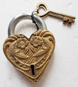 Wholesale Supply Precious <strong>Lock</strong> With Key Decorative Heart <strong>Shape</strong> New Luxury Brass Pad <strong>Lock</strong> With <strong>Creative</strong> Engraved Pattern