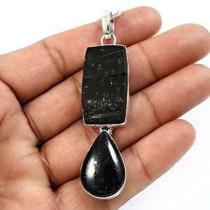 Hermoso Colgante de Turmalina Negra con Engaste Artesanal de Plata de Ley 925, Colgante con Poder Curativo Disponible a un Precio Razonable - Product Image 3