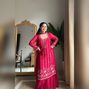 Ensemble haut et bas en georgette élégante avec broderie lourde et dupatta en georgette assorti pour la saison des fêtes, vente en gros - Product Image 1