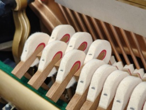 Piano Vertical KAWAI US65 Japonés, Piano Profesional de 132 cm, Piano de Gran Tamaño, Excelente Calidad de Sonido - Product Image 5