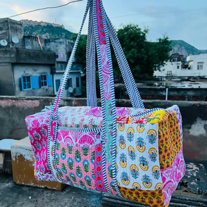 Grand sac de voyage en coton Weekender, sac de sport matelassé fait à la main, sacs de nuit imprimés en blocs, sac de bagage à main, sacs pour femmes - Product Image 1