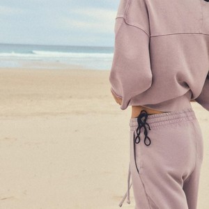 เสื้อฮู้ดทรงแบ็กกี้โอเวอร์ไซส์สำหรับผู้หญิงเสื้อฮู้ดแบบลำลองแนวสตรีทเสื้อฮู้ดเปิดไหล่ตกพร้อมปักโลโก้ตามสั่งเป็นมิตรต่อสิ่งแวดล้อม - Product Image 2