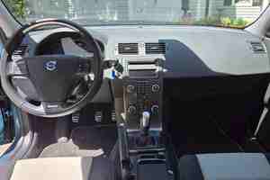 SUV C30 T5 R-Design 2024, 1-25000 milles, automatique, jantes R18, conduite à gauche, sièges en cuir, climat chaud, peu modifié - Product Image 2