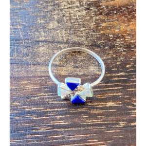 Anillo de Libélula de Plata de Ley Hecho a Mano por Zuni, con Lapislázuli y Ópalo Blanco, Patrón Geométrico, Bañado en Rodio, Talla 6, Certificado IGI - Product Image 5