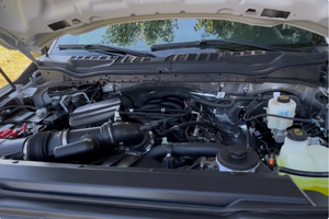 LISTO PARA CONDUCIR - USADO, VOLANTE A LA IZQUIERDA |   Ford F-250 Super Duty Lariat FX4 Crew Cab 4x4 2022 con 6,000 millas de kilometraje - Product Image 5