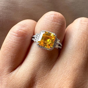 Anillo de Compromiso con Diamante Cultivado en Laboratorio de Corte Asscher de 2.50 Ct, Color Amarillo, en Oro de 14k con Halo de Zafiro, para Regalo de Boda - Product Image 1