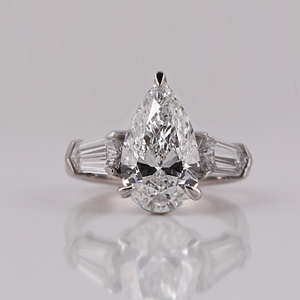 Anillo de compromiso de tres piedras de diamante cultivado en laboratorio de corte de pera personalizado con diamante de corte Teper anillo de regalo de aniversario de oro sólido de 14 quilates - Product Image 2