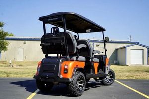 Voiturette de golf électrique blanche homologuée pour la route, 4 places, avec batterie lithium 105Ah 48V, conforme LSV, pour les centres de villégiature et les trajets urbains - Product Image 5