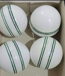 Tailles de balle d'entraînement de cricket en cuir jaune sur mesure pour les matchs de sport fabriqués au Pakistan - Product Image 2