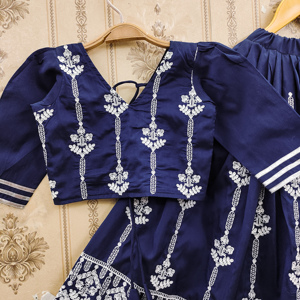 Ensemble Lehenga Choli pour enfants Shoryam Fashion, bleu marine brodé, longueur au sol |   Vêtements ethniques pour filles en gros pour Diwali et mariage - Product Image 3