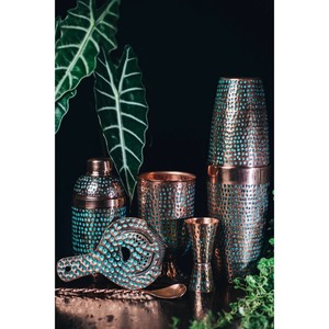 Todos los utensilios esenciales para coctelería, como el agitador, el colador, el jigger, el muddler y más, están diseñados con metal sólido para un uso duradero. - Product Image 1