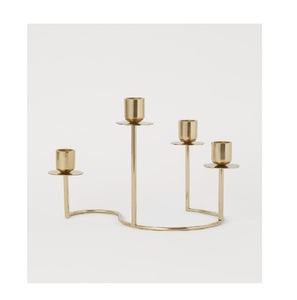 Explore los candelabros minimalistas de alambre dorado que encajan perfectamente en interiores contemporáneos y Decoración elegante para el hogar - Product Image 1