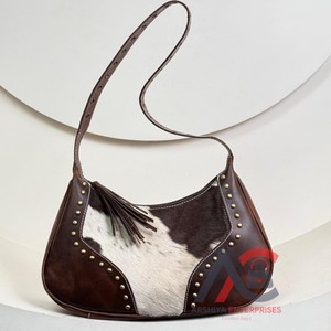 Bolso Hobo de media luna de cuero genuino de piel de vaca de diseño de lujo con tachuelas de latón antiguo, bandolera de hombro a la moda para mujer - Product Image 1