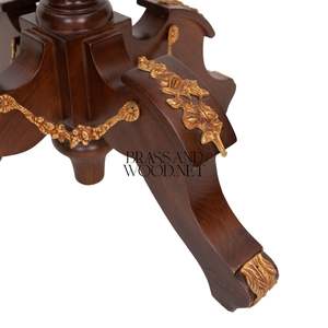 Table d'appoint ronde de luxe avec plateau en marbre naturel et accents en laiton doré orné, piétement en bois sculpté à la main pour un décor classique - Product Image 3