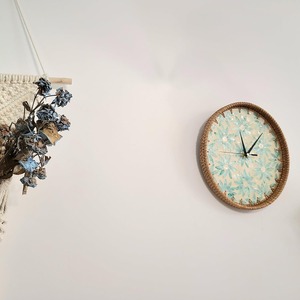 นาฬิกาแขวนผนังทำจากไม้หวายธรรมชาติประดับมุก - Product Image 2
