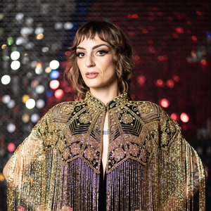 เสื้อคลุมโพลีเอสเตอร์หรูหราพร้อมลูกปัดเป็นเส้นประดับเลื่อมตัวยึดโลโก้ที่สวยงามที่คอสำหรับเทศกาลฤดูใบไม้ผลิและงานเฉลิมฉลอง - Product Image 1