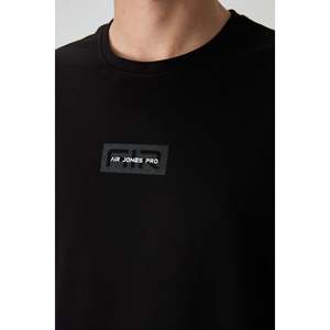 เสื้อยืดพิมพ์ลายโอเวอร์ไซส์สีดำสำหรับผู้ชาย Air Jones ผลิตจากผ้าคอตตอนผสมเนื้อหนา เหมาะสำหรับสวมใส่ลำลองสไตล์สตรีทแวร์ - Product Image 2