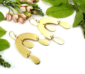 Moda moderna 22K chapado en oro acabado mate forma elegante geométrico colgante gota pendiente joyería para niñas mujeres al por mayor a granel - Product Image 2