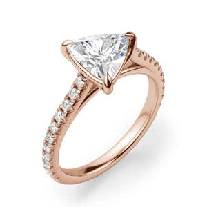 Anillo de compromiso de moissanita de 2.50 ct en oro amarillo con corte trillón, engaste de catedral de lujo y pavé para mujer - Product Image 5
