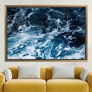 Impresión en lienzo de estilo costero moderno: elegante decoración de pared con diseño de olas oceánicas, lienzo con marco dorado - Product Image 1