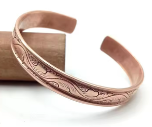 กำไลข้อมือทองแดงสไตล์ดั้งเดิมขัดเงาสำหรับผู้ชายและผู้หญิง พร้อมสลักชื่อส่วนตัว ทำด้วยมือโดย EXOTIC INDIAN ART - Product Image 1