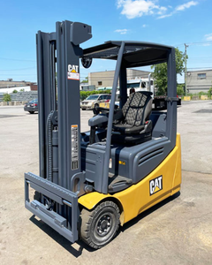 Chariot élévateur électrique à 3 roues 48V CAT 2ETC3000 avec une capacité de 3000 lb - Product Image 5