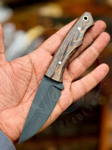 มีดล่าสัตว์ทำมือ เหล็ก D2 ด้ามไม้สีเข้ม ใบมีดสลักลาย พร้อมปลอกหนัง ของสะสม - Product Image 5