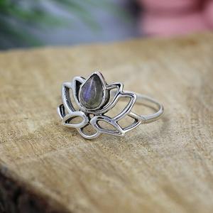 Bague fleur en labradorite naturelle Bijoux de méditation en argent sterling Bague de promesse de yoga pour elle - Product Image 4