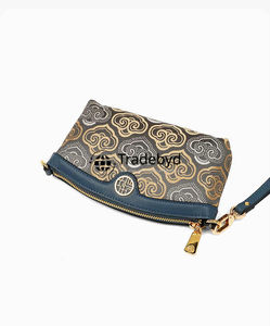 Pochette souple à fermeture éclair brodée tendance pour un style ethnique moderne par Tradebyd - Product Image 4