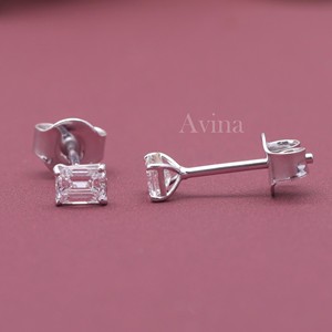 Boucles d'oreilles solitaires en or 18 carats avec diamant de laboratoire certifié IGI taille émeraude - Product Image 3