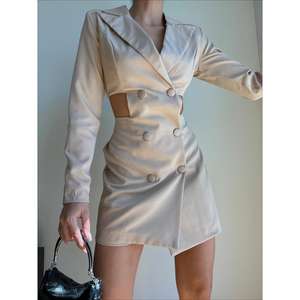 Vestido Corto Informal con Detalle Lateral - Product Image 1