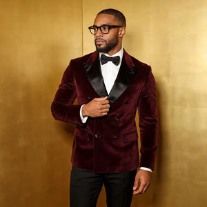 Chaqueta de Esmoquin Cruzada de Terciopelo Borgoña para Hombre con Solapa de Chal de Satén Negro para Bodas y Eventos Formales - Product Image 1