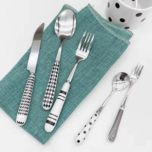 Ensemble de couverts élégant avec manche blanc et motif noir pour la présentation en cuisine, la salle à manger familiale, les repas, les fêtes et le service des invités - Product Image 4