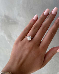 Solitaire à coussin allongé en or pur 18 carats avec halo caché pavé de diamants de laboratoire bagues de fiançailles fines et luxueuses pour elle vente en gros - Product Image 2