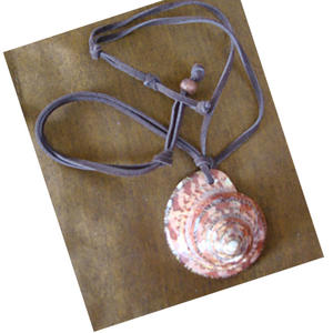 Collar Turbo con Cuentas de Concha Rosa Texturizadas, Corte con Motivo de Concha Marina, Joyería para Regalos - Product Image 3