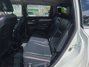 Vehículo Usado de Segunda Mano de Alta Calidad para Exportación, SUV Mediano de 7 Asientos, Años 2018-2020, Transmisión Automática, Interior Premium - Product Image 4