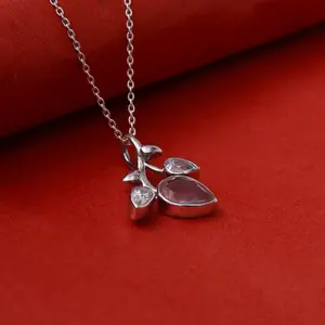 Collier avec pendentif en forme de feuille de quartz rose plaqué rhodium fait à la main pour femmes - Cadeau - Product Image 1