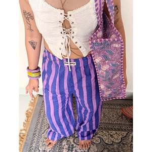 Pantalones Morados Suaves con Rayas Anchas, Tejido de Tela, Tabla de Tallas en la Descripción - Product Image 1