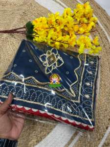 ผ้าไหมวิชิตราเนื้อนุ่มสำหรับผู้หญิง พร้อมพัลลูสีเข้มแบบหมึกขัด และงานตกแต่งแบบกัตตาปัตติ ผลิตในประเทศอินเดีย - Product Image 2